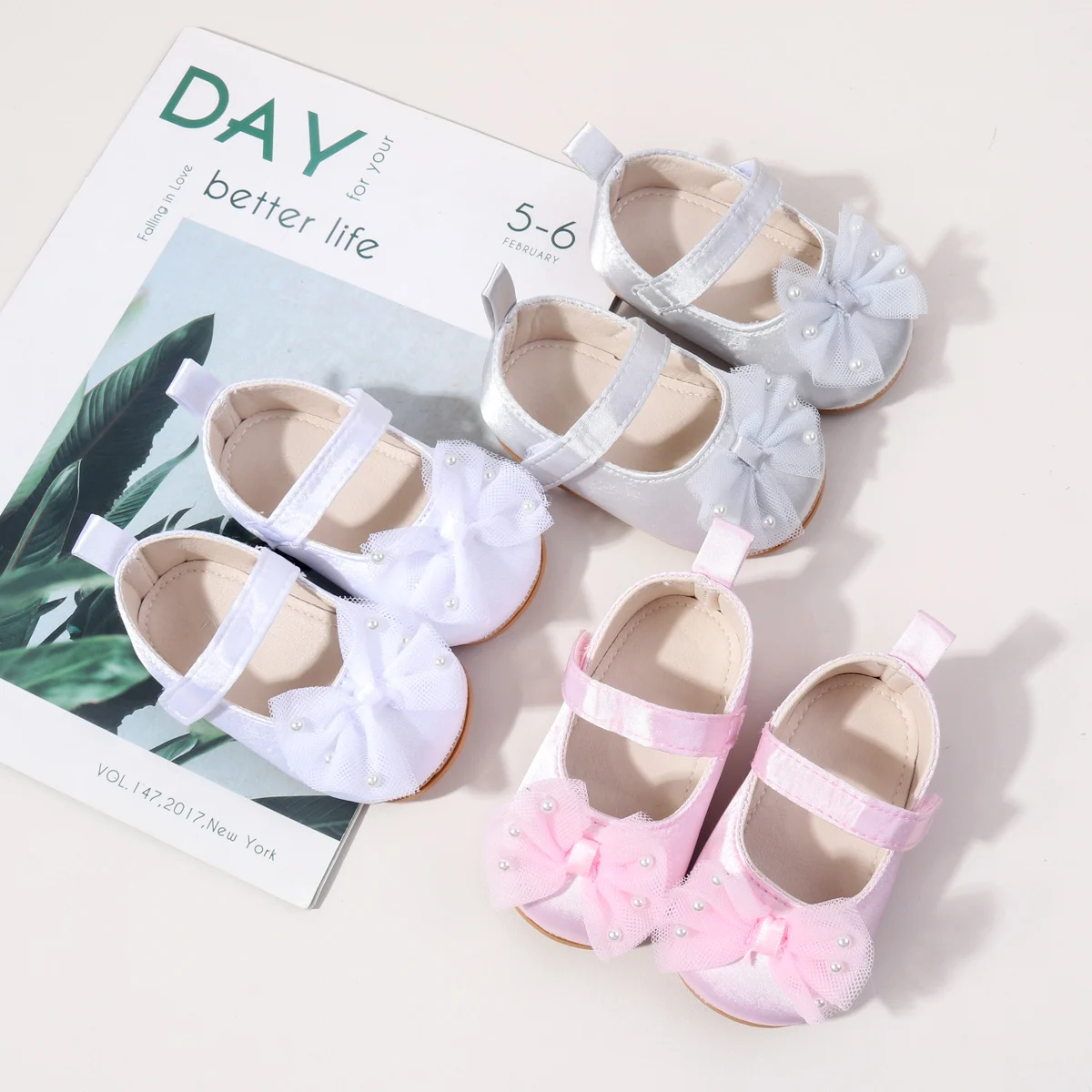 Wholesale Beautiful Flower Design Soft Stain Material Anti-slip Newborn Infant Baby Girls Shoes 2025 supplier