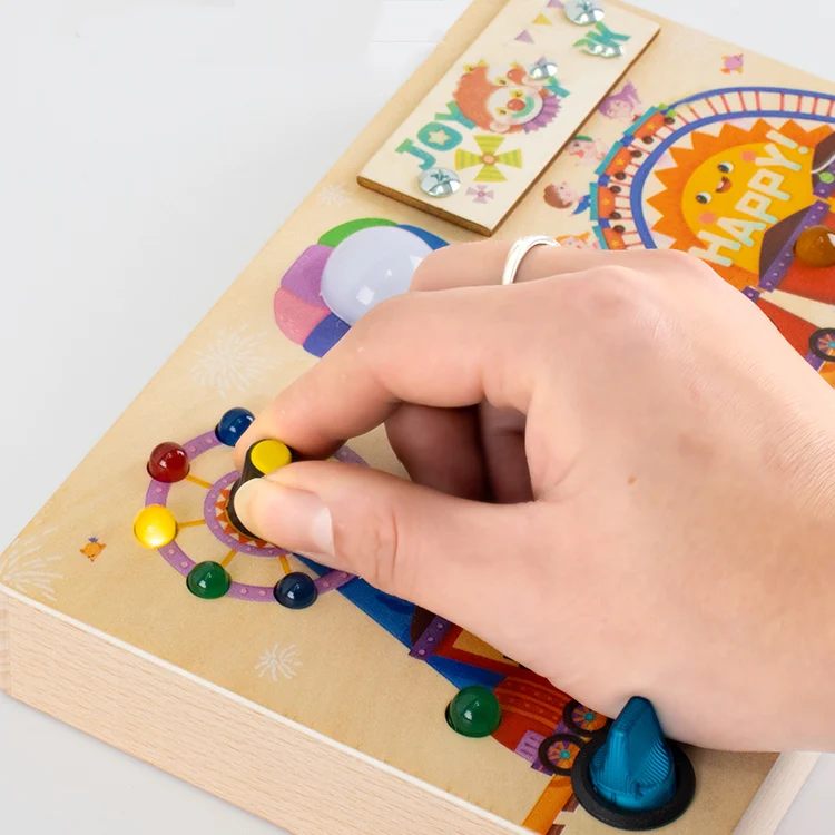 2024 Neuester Kleinkind-Vorschulspielplatz LED-Licht Hand-on Fidget Board Elektronisches Busy Board Baby Lernspielzeug Details