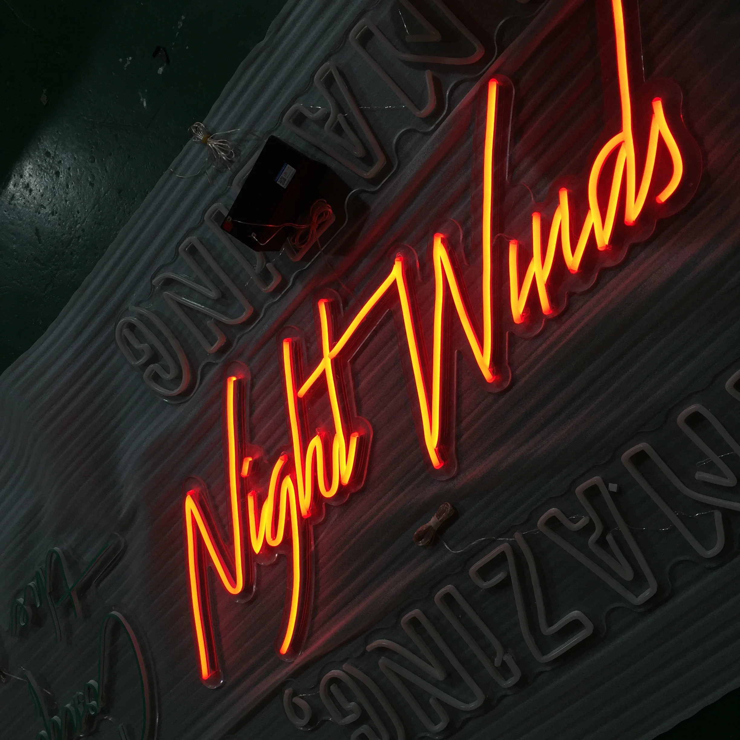 uho定做塑料墙面天使之翼霓虹灯用字母