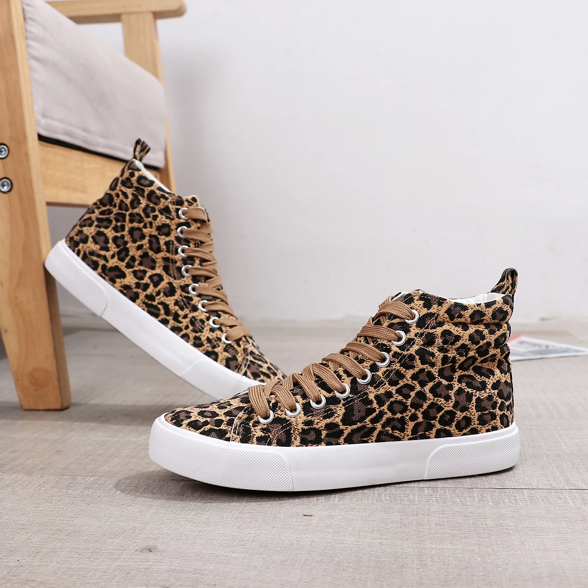 Wenzhou Wholesale Shoes Stock Casual Leopard High Top Womens Canvas Shoes Fashion Lace Up Men's Canvas Trendy Shoes For Women