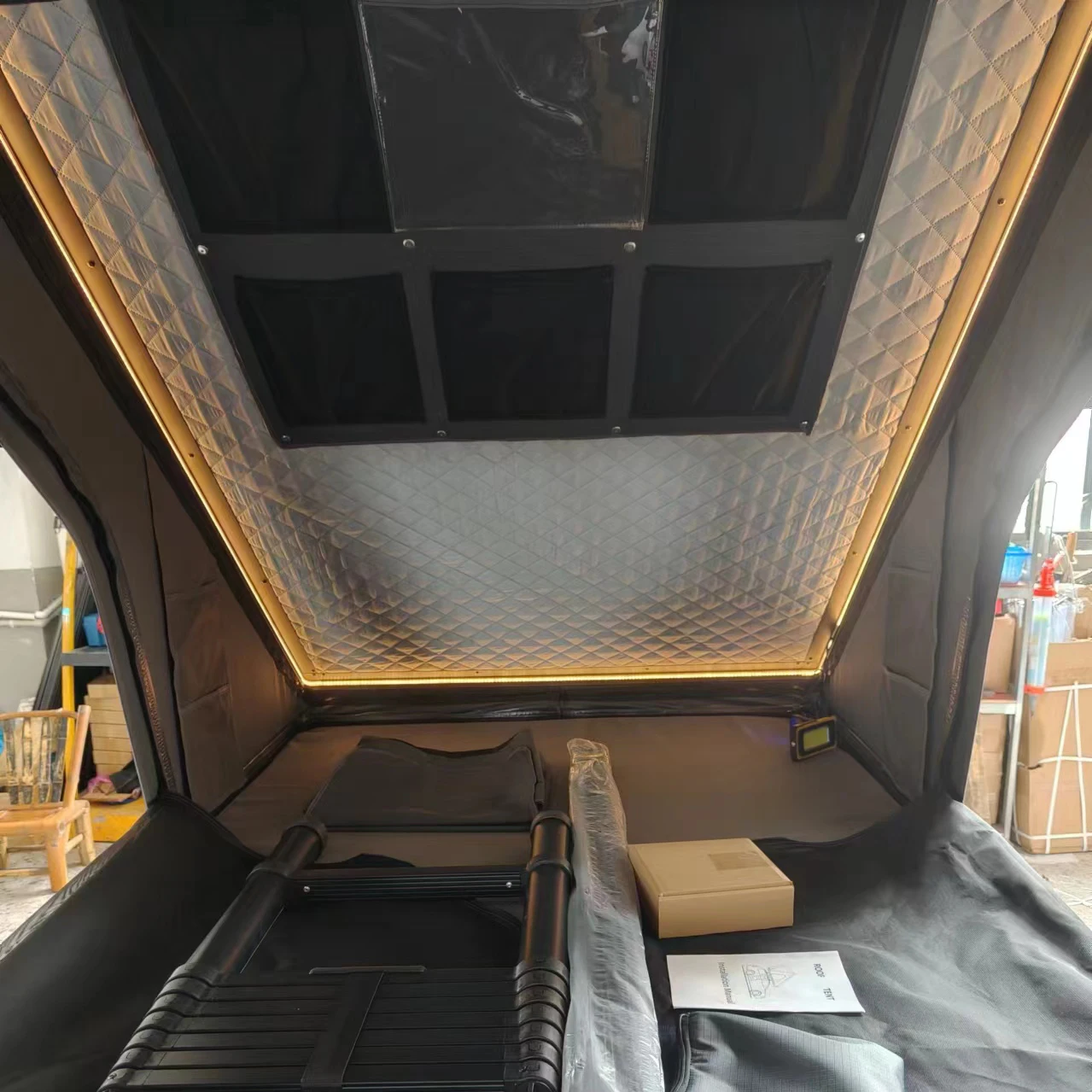 3-4 Person Hard Shell Roof Top Tent with 320G Oxford Cloth and 210x132x150cm Open Size for SUV Rooftop Camping