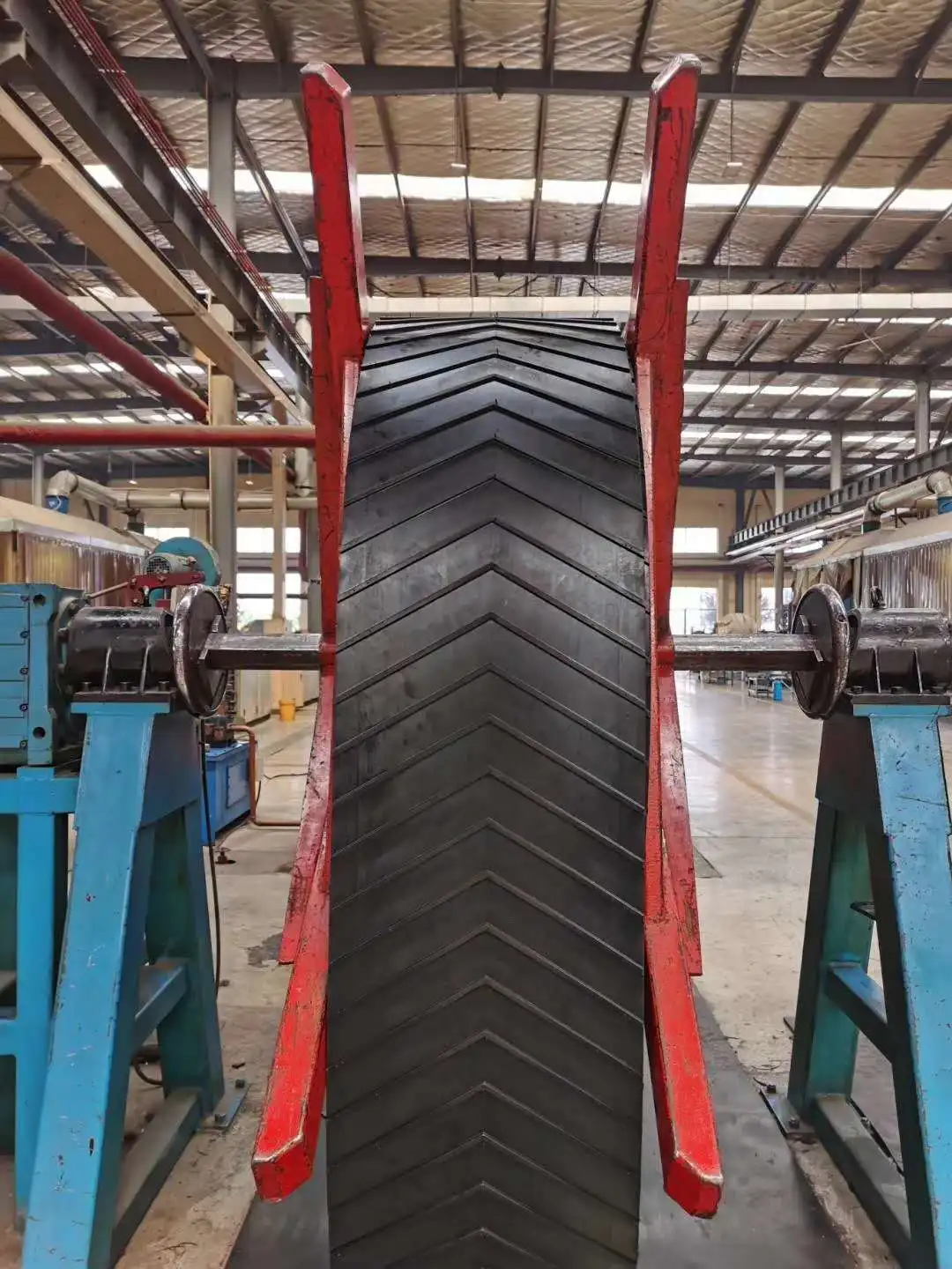 Customized V Shaped Ep Polyester Ribbed Pattern Chevron Rubber Conveyor