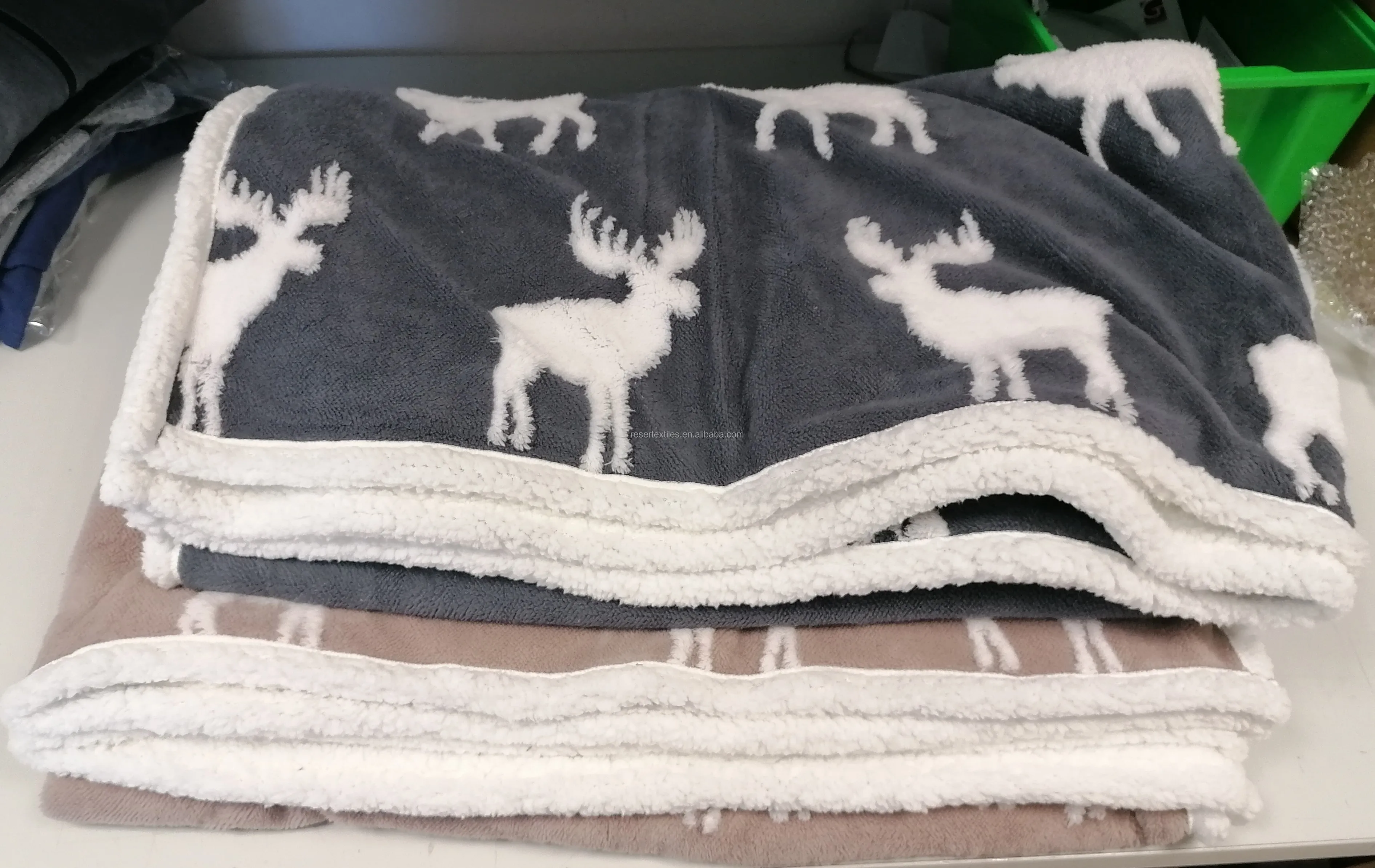 Wholesale Custom Luxury Warm Comfortable Plush Blankets Ultra Soft Sherpa Fleece Throw Blanket for Winter Christmas