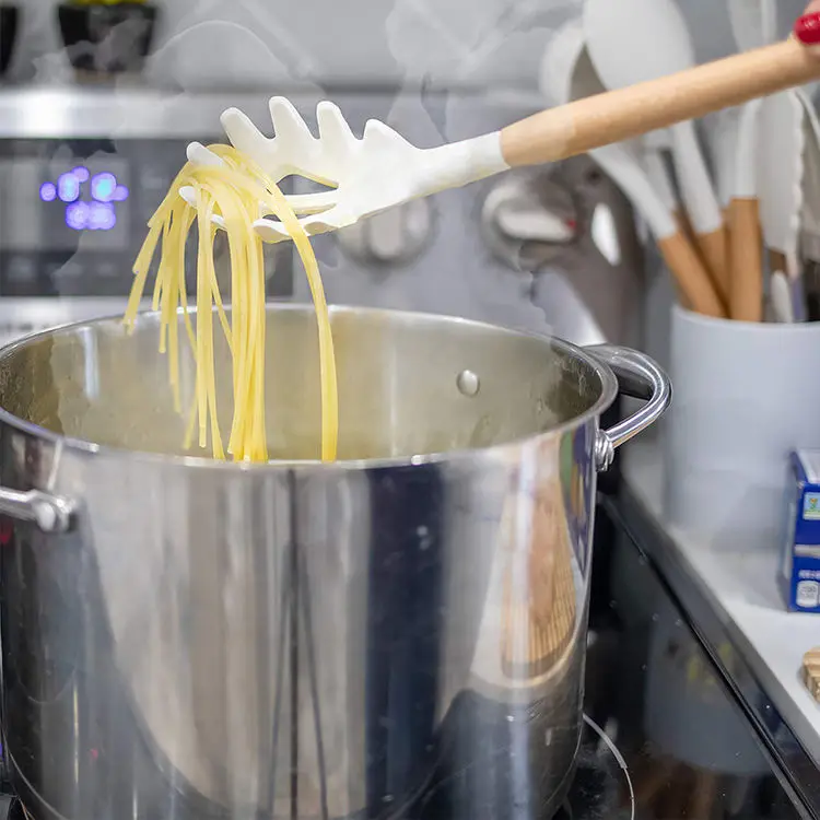 Nouvel arrivage 2022 Accessoires de cuisine d'usine Résistant à la chaleur 11 pièces Outils de cuisine avec manche en bois Fabrication d'ustensiles en silicone blanc