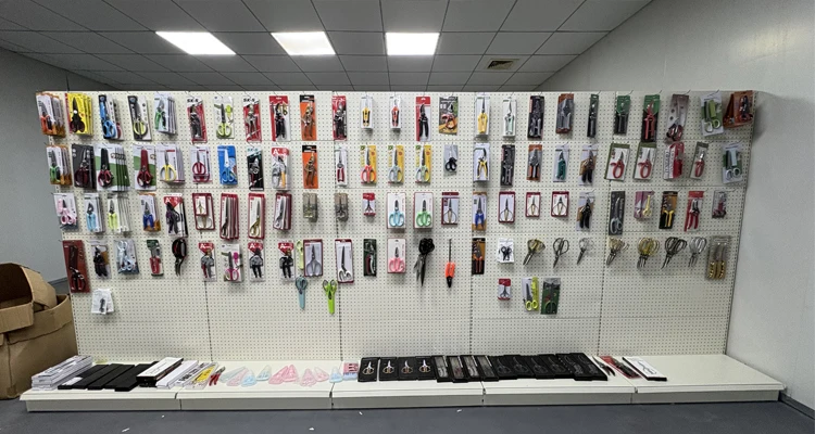 Sharp hoof trimming tool