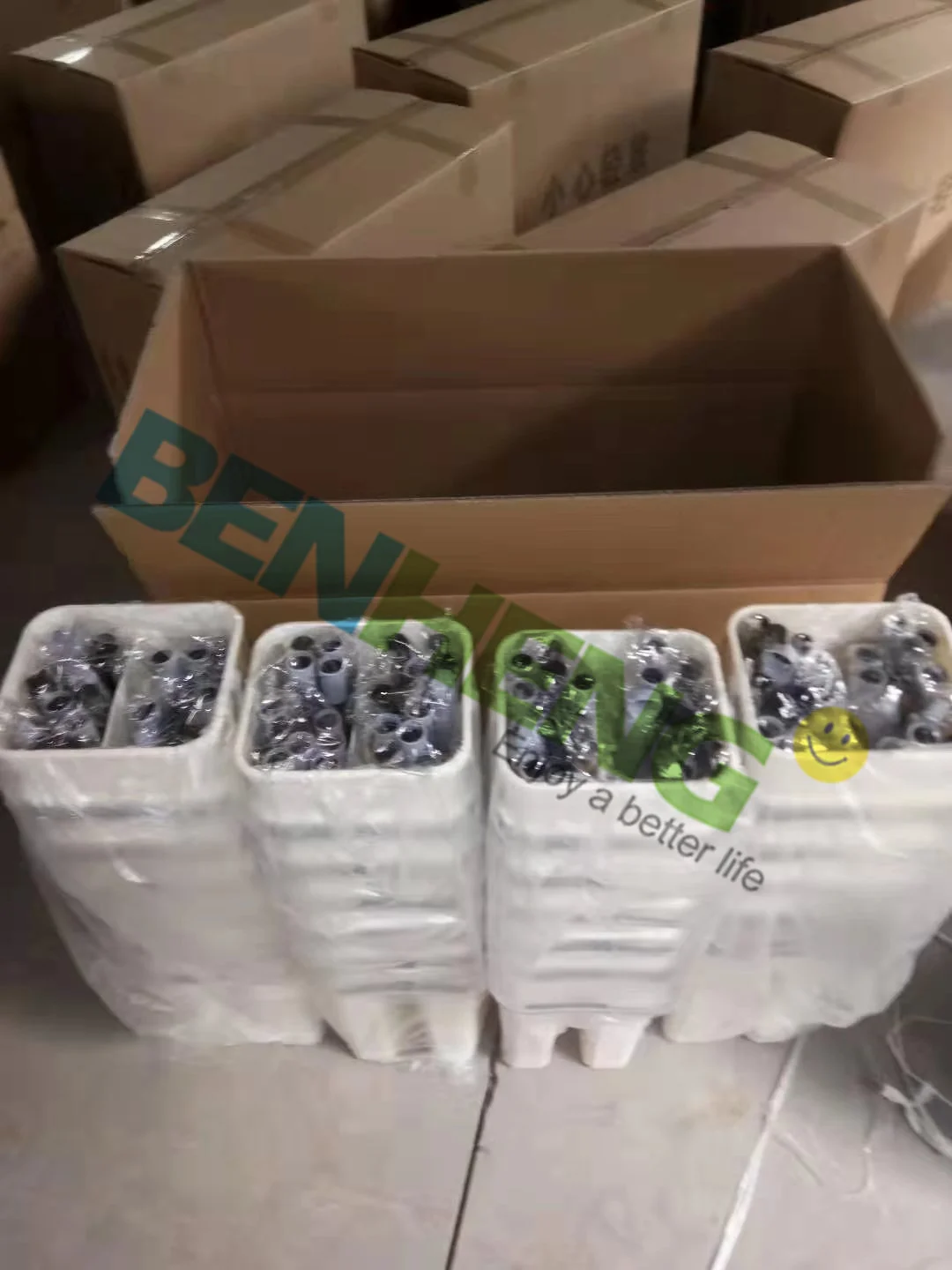 Pan Pot Dish Brush with Detergent-adding Function Oil Removing Kitchen Cleaning Soap Dispensing Brush with Sponge and Brush Head