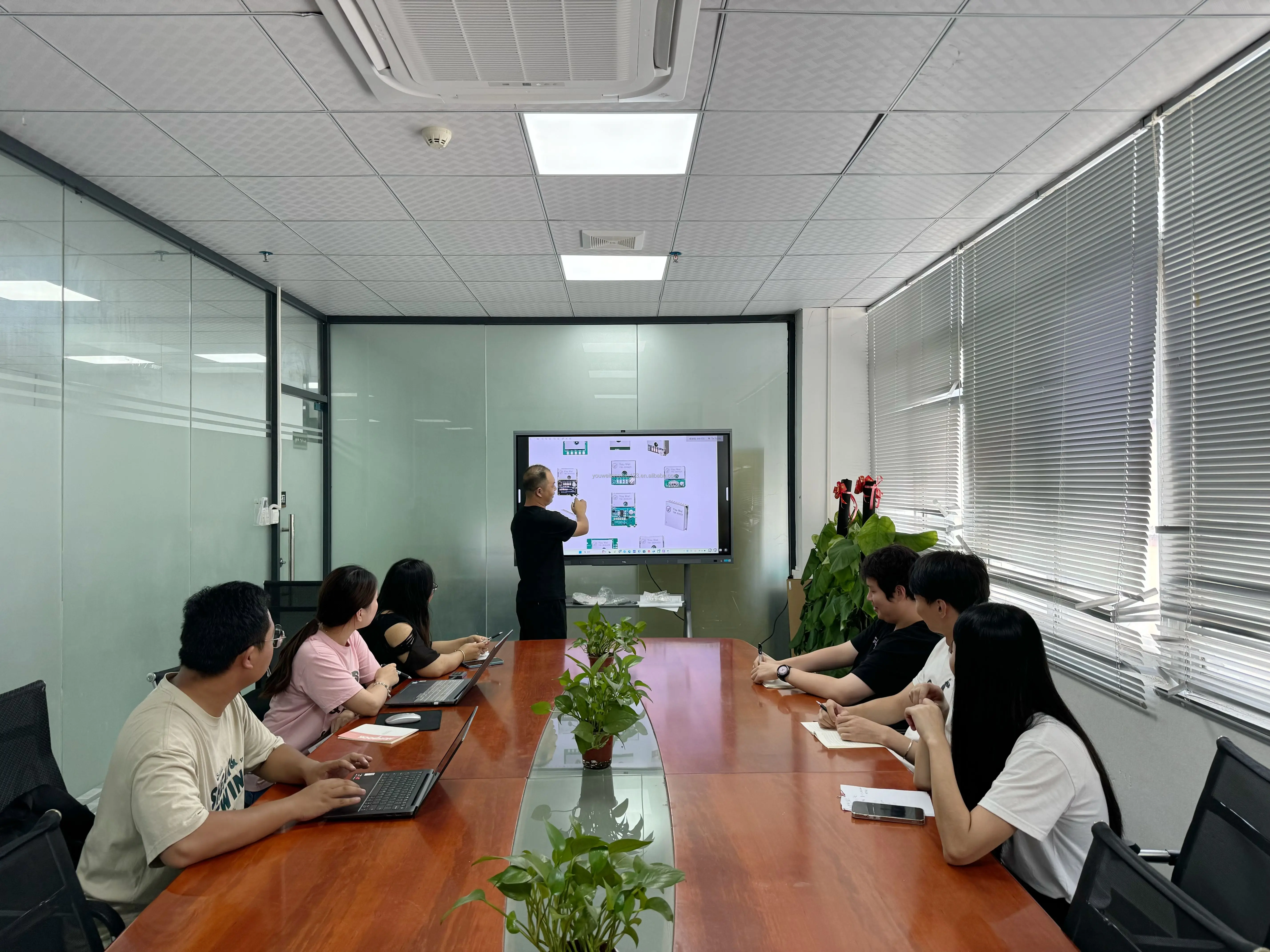 YOUWEI Mini Wireless GPS Tracker with 96H Battery Life for Real-Time Vehicle Tracking System