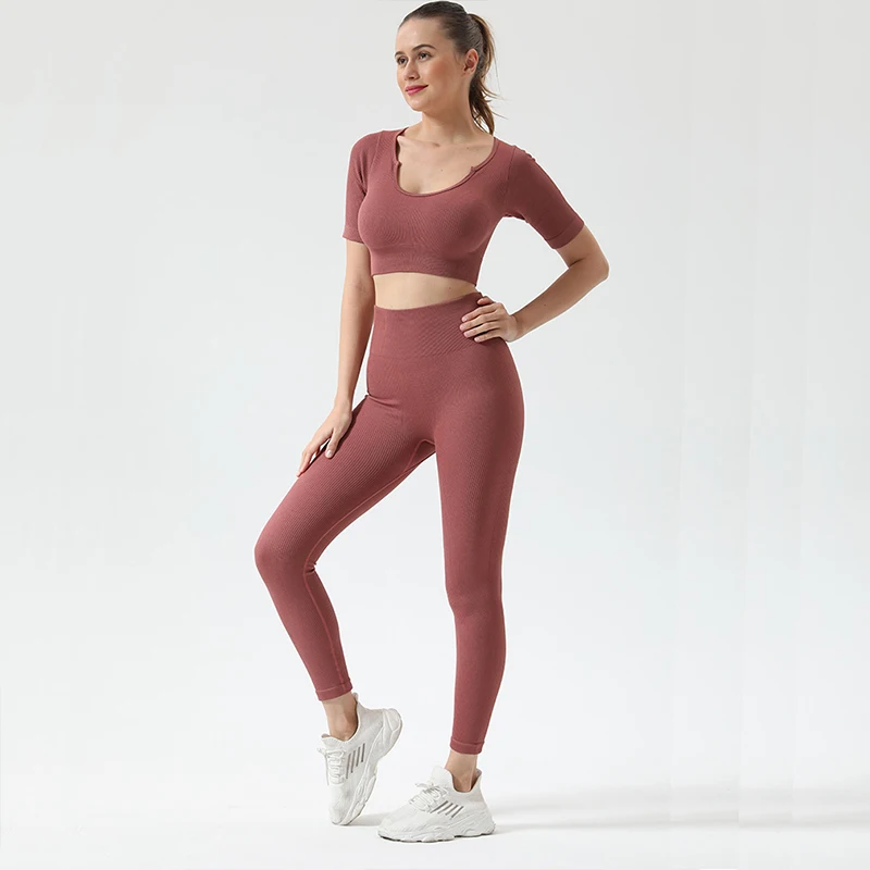 what to wear with ripped leggings