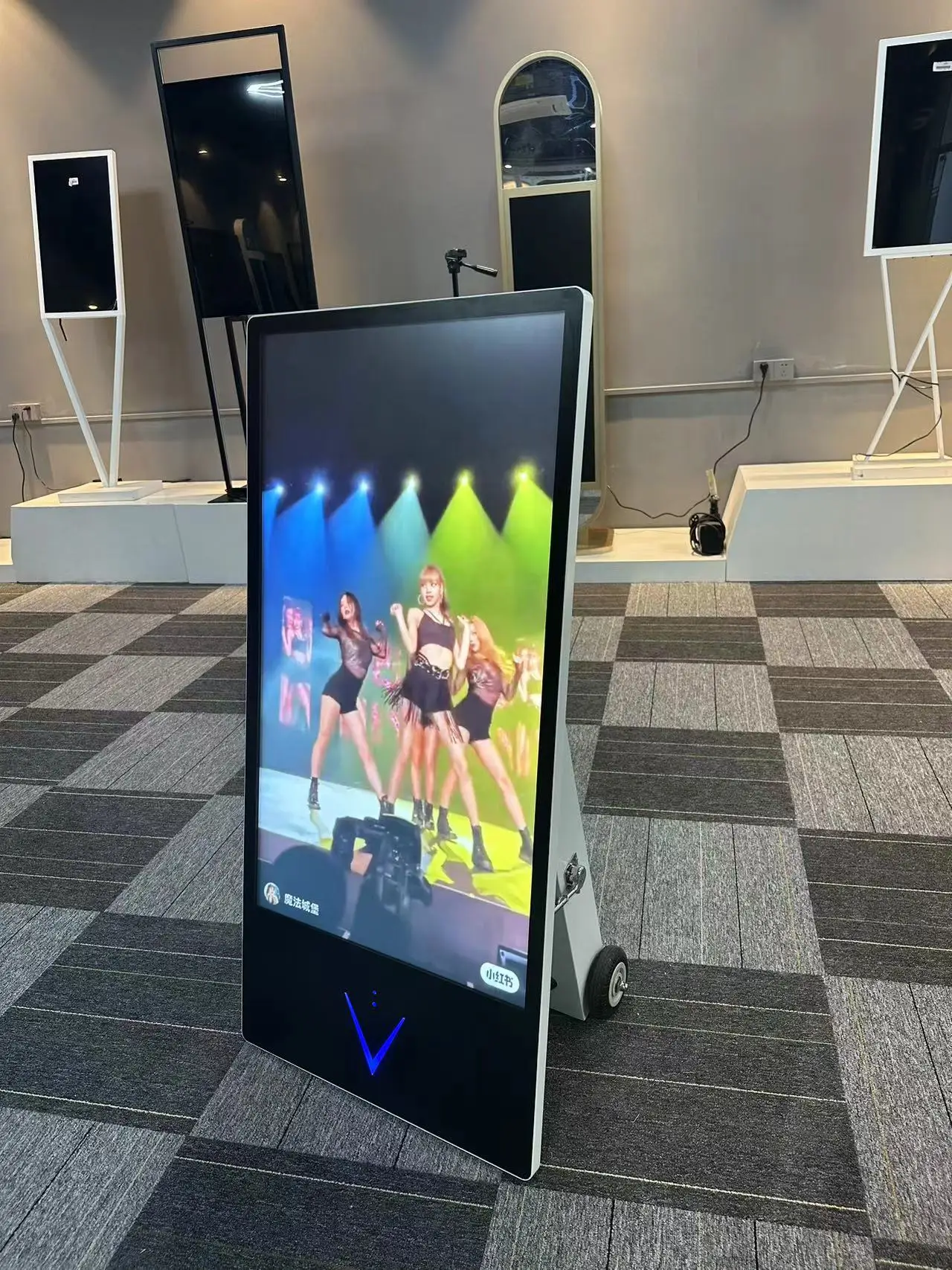 Android 32 43 55 Inch Portable Outdoor Waterproof Advertising Digital Signage LCD Poster With Battery Powered supplier