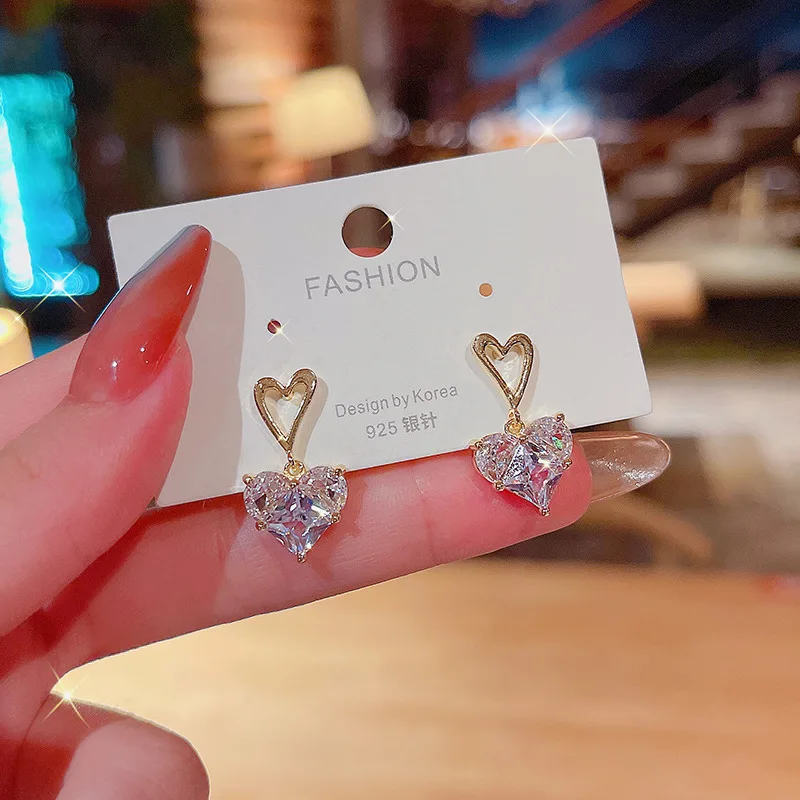 exquisite crystal Heart-shaped earrings cold wind light luxury Fashion earring temperament super fairy Zircon ear studs