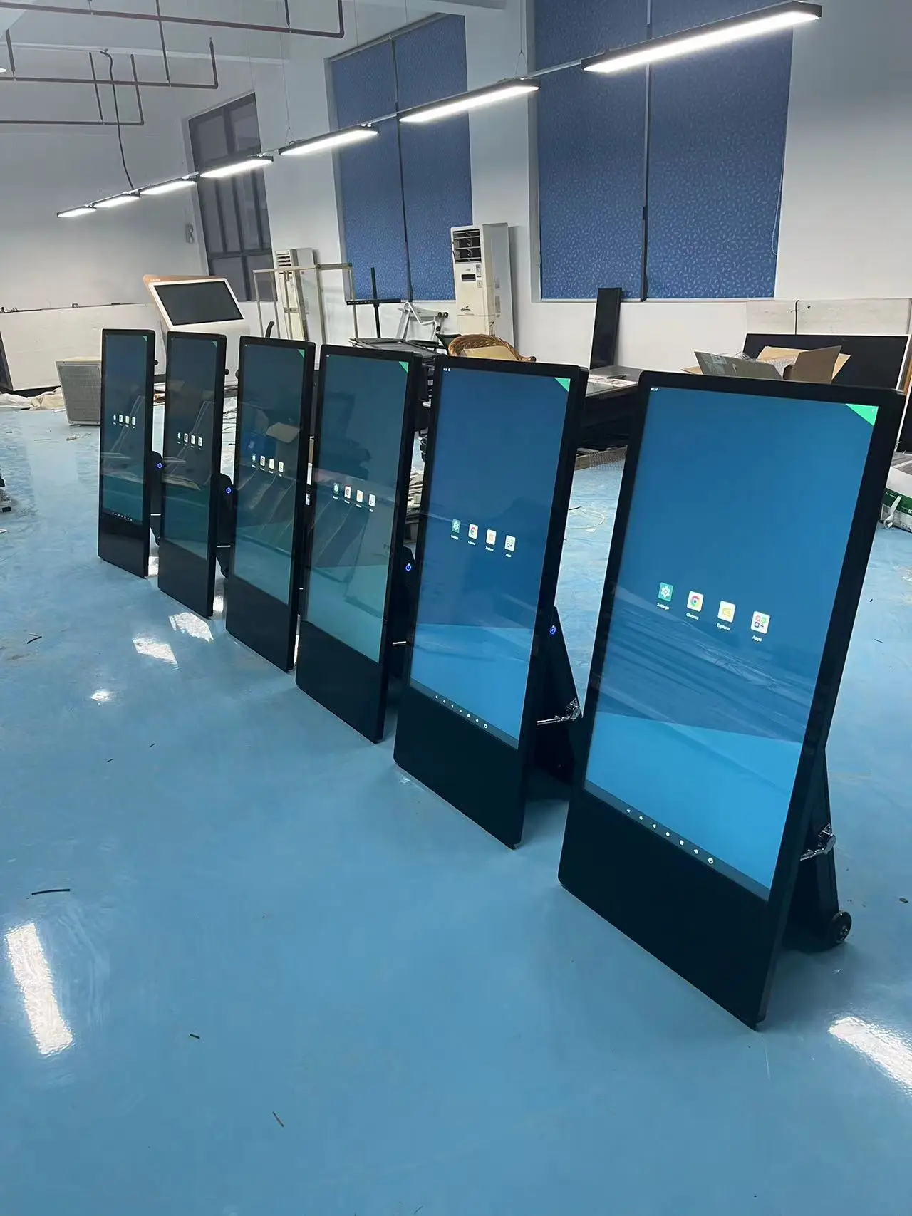 Android 32 43 55 Inch Portable Outdoor Waterproof Advertising Digital Signage LCD Poster With Battery Powered factory