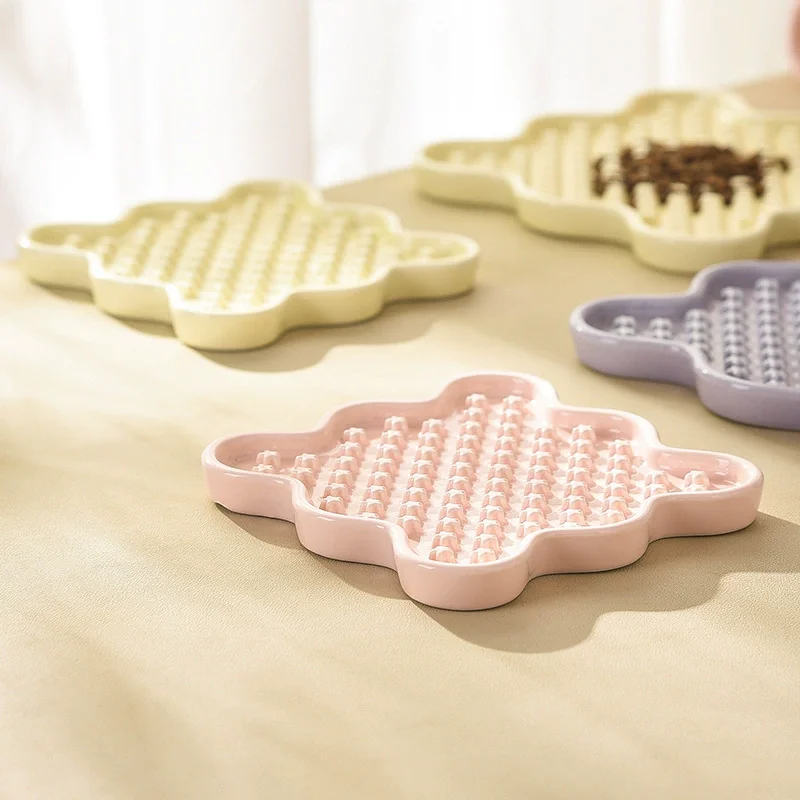 New hot pet licking plate cat and dog bowl ceramic material easy to clean pet supplies details