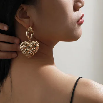 Kaimei 2021 jewelry retro street shooting wild heart-shaped earrings fashion small fragrance irregular heart earrings women