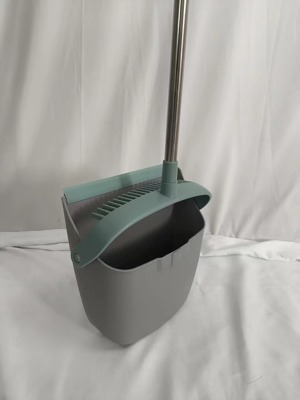 Factory Price 2025 Hot Sale Folding Broom and Dustpan Set Three-section Pole Broom Dustpan with PET Bristle, Household Items