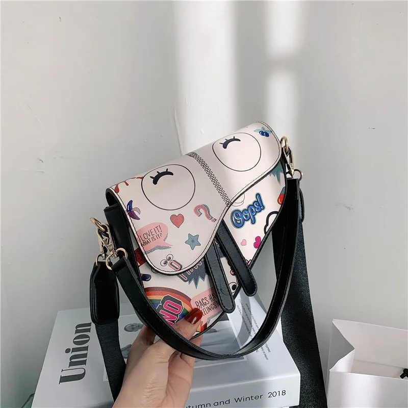 dior graffiti saddle bolsa