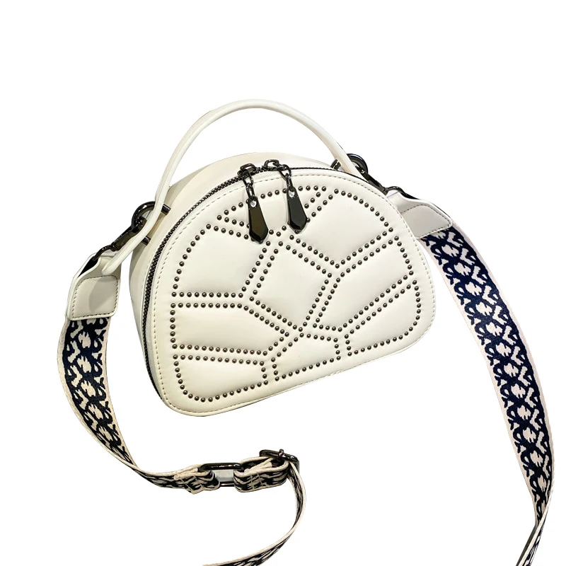 Amazon.com: Bolso de hombro pequeño con remaches brillantes : Ropa, Zapatos  y Joyería