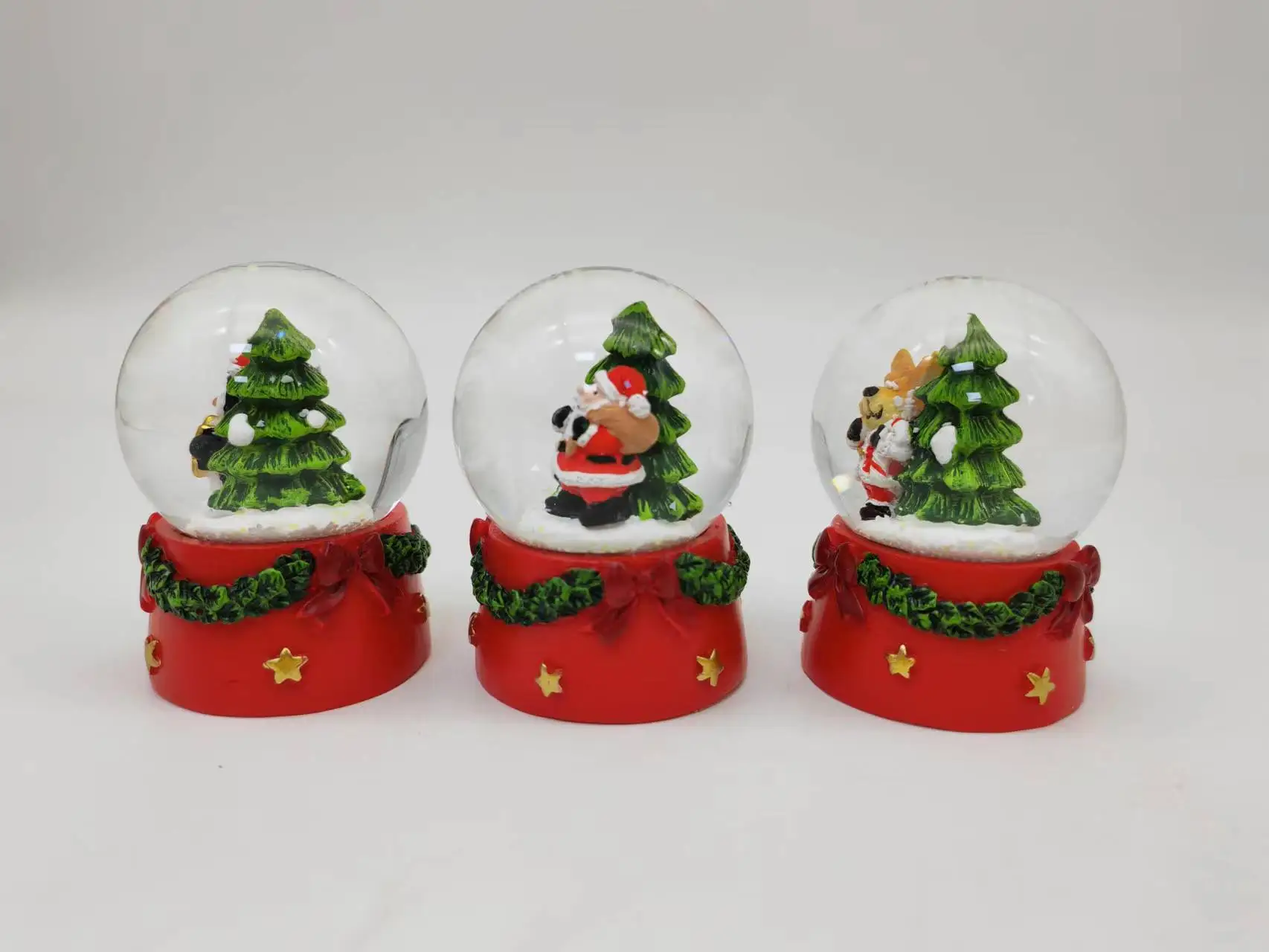 Vente en gros Globe d'eau de neige personnalisé en verre transparent décoratif avec figurine de Noël en résine à l'intérieur du Père Noël éclairé par LED détails