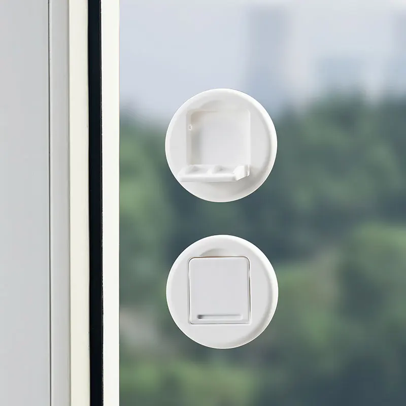 Creative Door and window baffles facilitate opening of toilet hooks