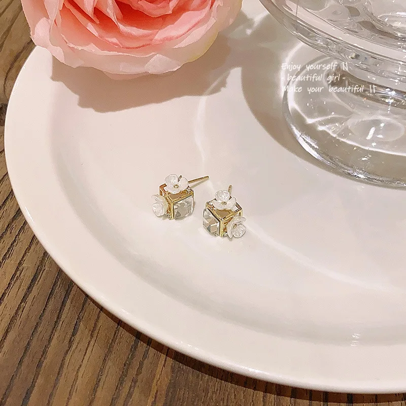 Korean new design simple personalized niche temperament rhinestone flower geometry earings women
