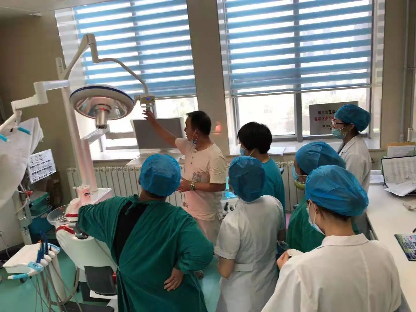 MICARE E700/700 Overall Double Dome LED Ceiling Surgical Light LED Operating Light LED OT Light manufacture