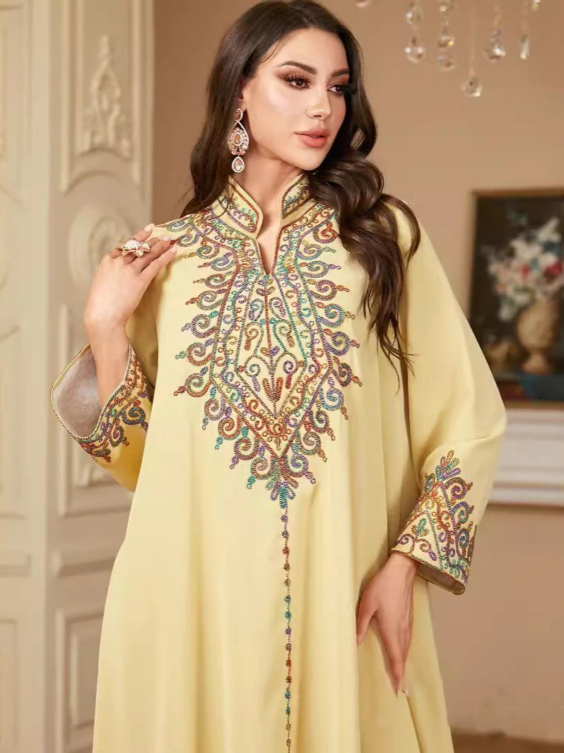 Delicate Embroidered V-Neck Dress Middle East Islamic Clothing Solid Pattern Crepe Fabric Dubai Turkish Loose Dress factory