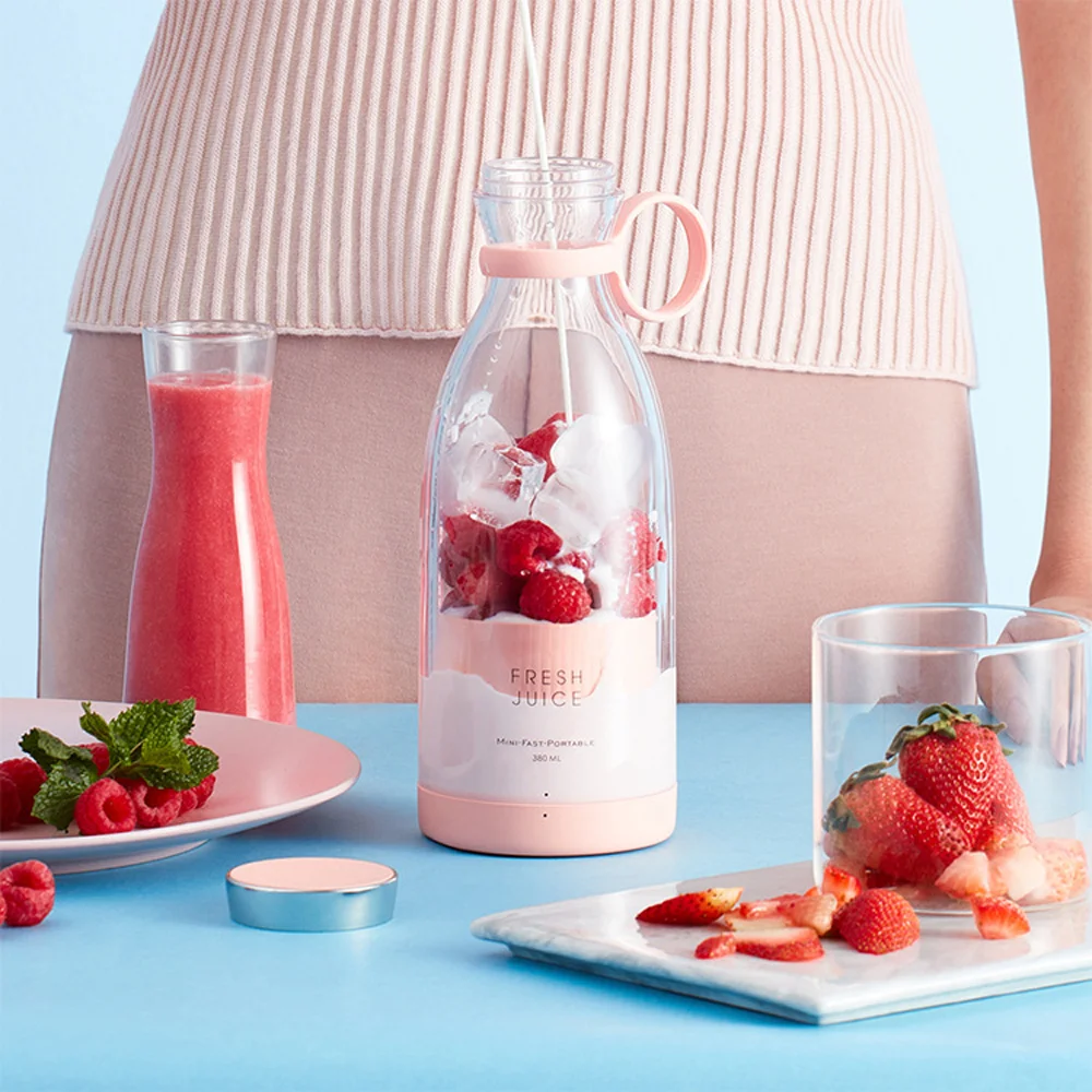 Personal electric wireless rechargeable juicers smoothie maker mini fruit mixer portable juice bottle 2022 portable blender