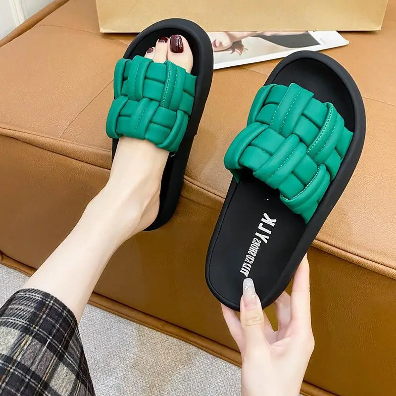 Small fragrance woven slippers female summer wear ins tide soft sole sandals 2023 new thick sole one word beach shoes