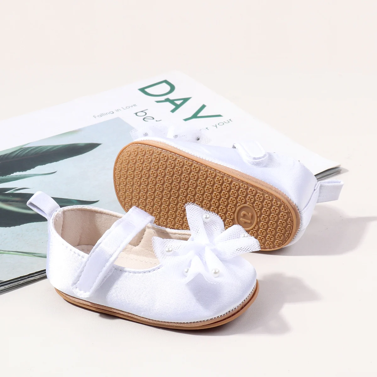 Wholesale Beautiful Flower Design Soft Stain Material Anti-slip Newborn Infant Baby Girls Shoes 2025 manufacture