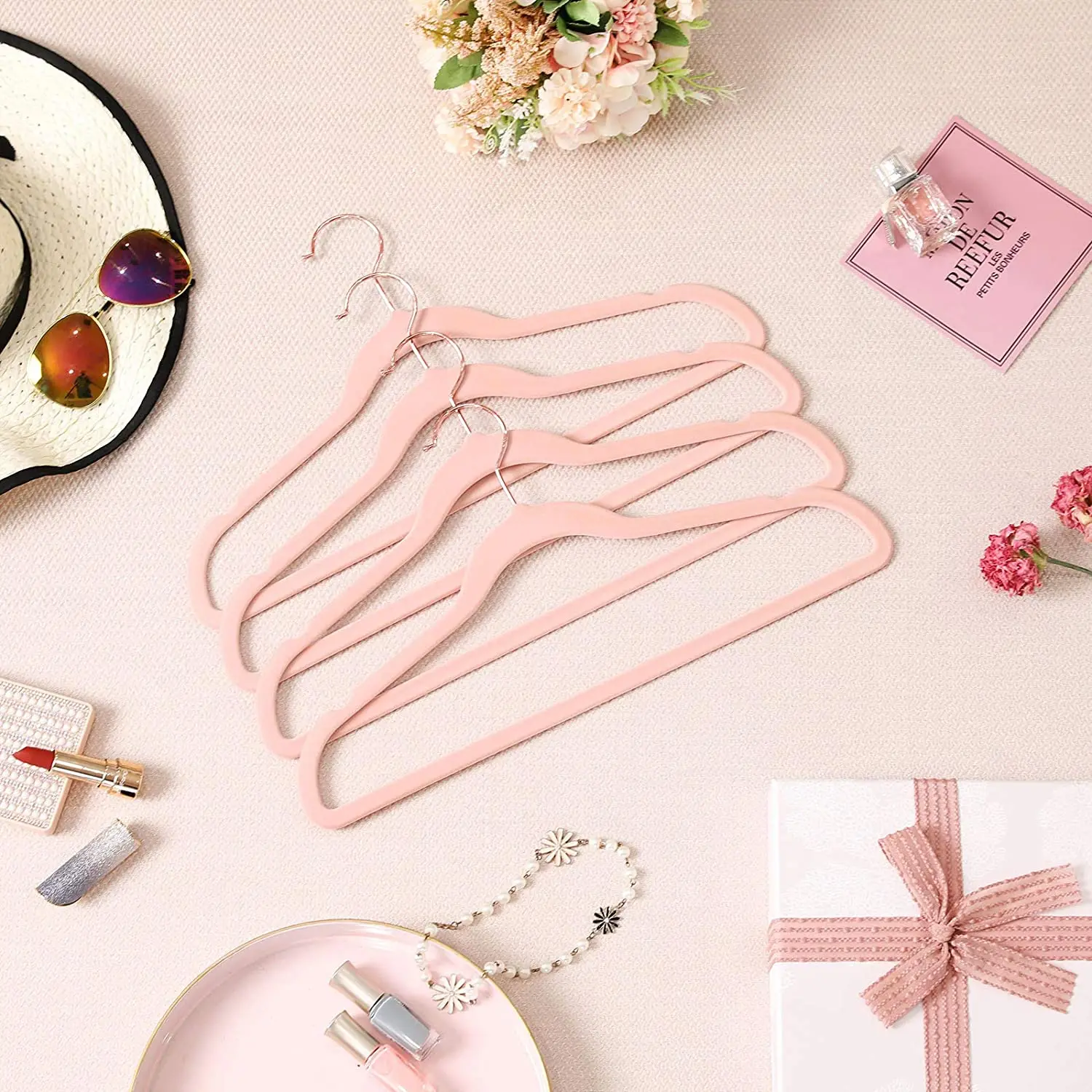 Customized Cheap  Flocked  Velvet Hangers Non Slip Hangers with Rose Gold Color Swivel Hook