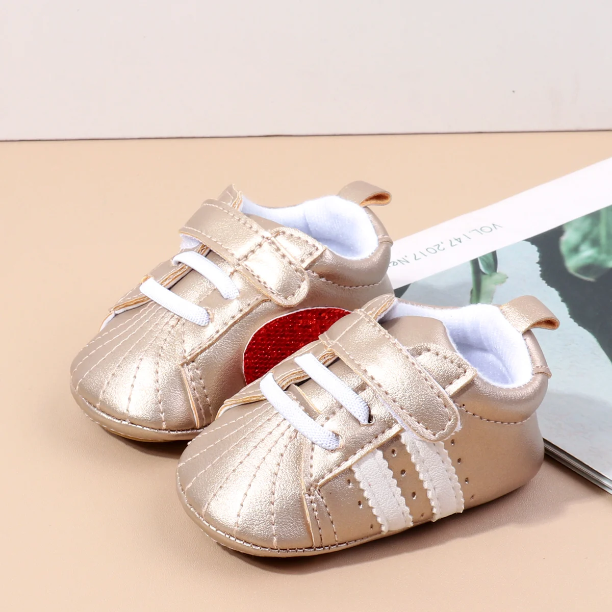 High Quality Unisex Flat Shoes Shiny Baby Shoes with Red Heart Fashion Design Breathable and Hot Selling Wholesale factory