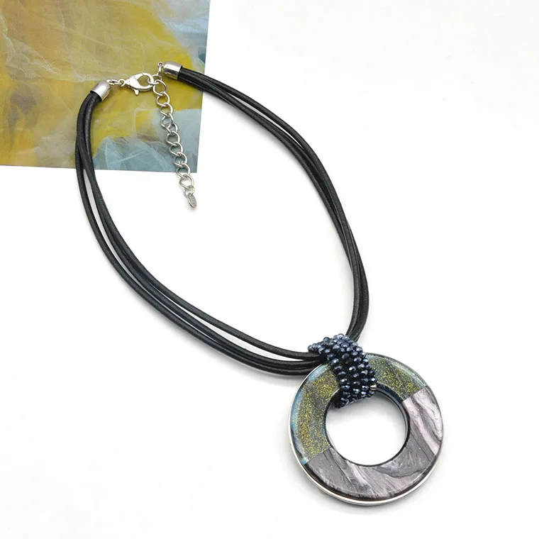 Factory direct sale two tone round acrylic pendant jewelry women choker necklace leather