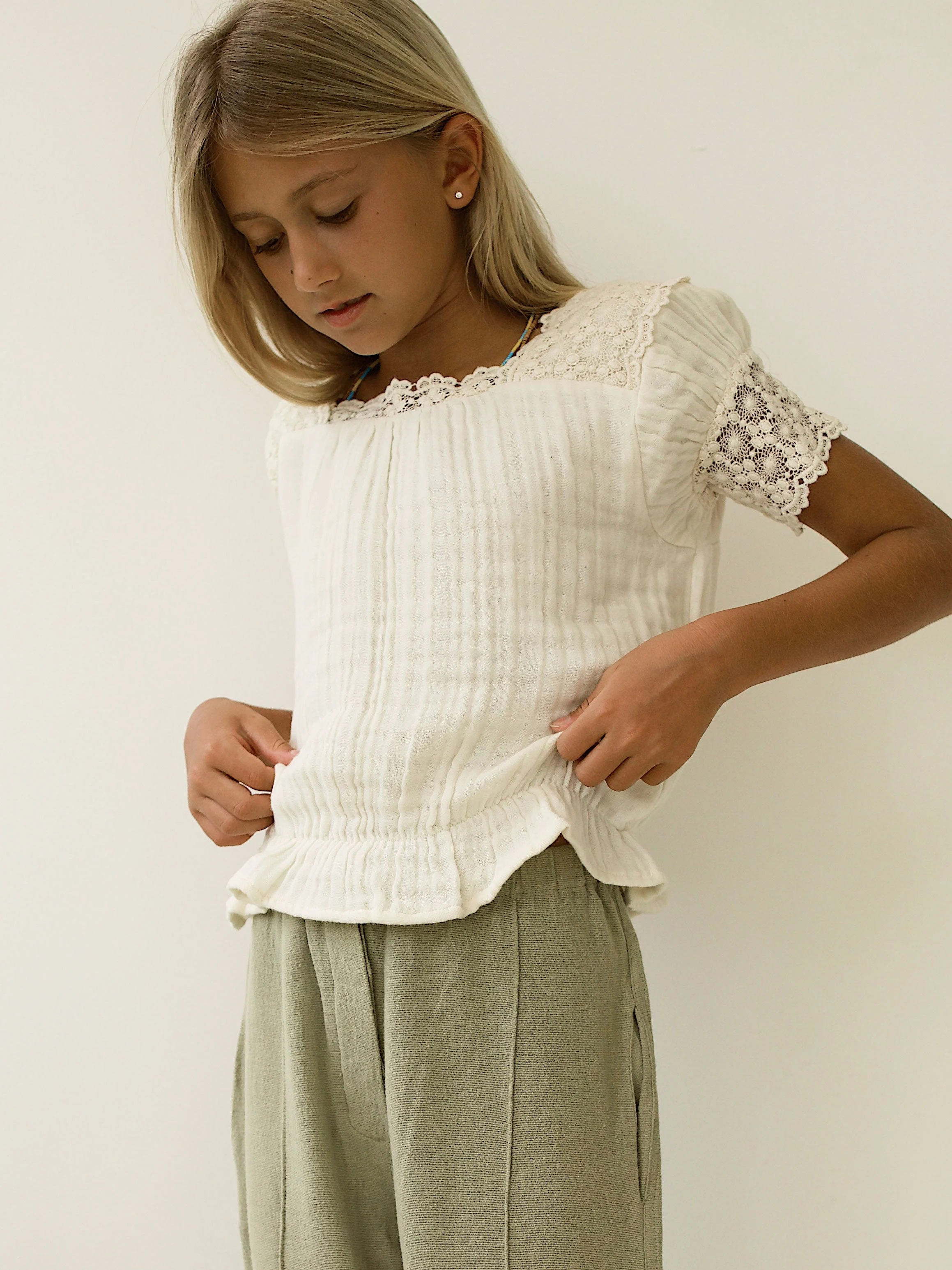 Custom double layer organic cotton gauze muslin kids girls tops with lace trim white girl's blouses&shirts for children