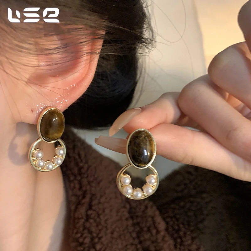 Light Luxury Female Geometric Pearl Earrings Maillard Amber Niche Temperament Gold Plated Hoops Design Wedding