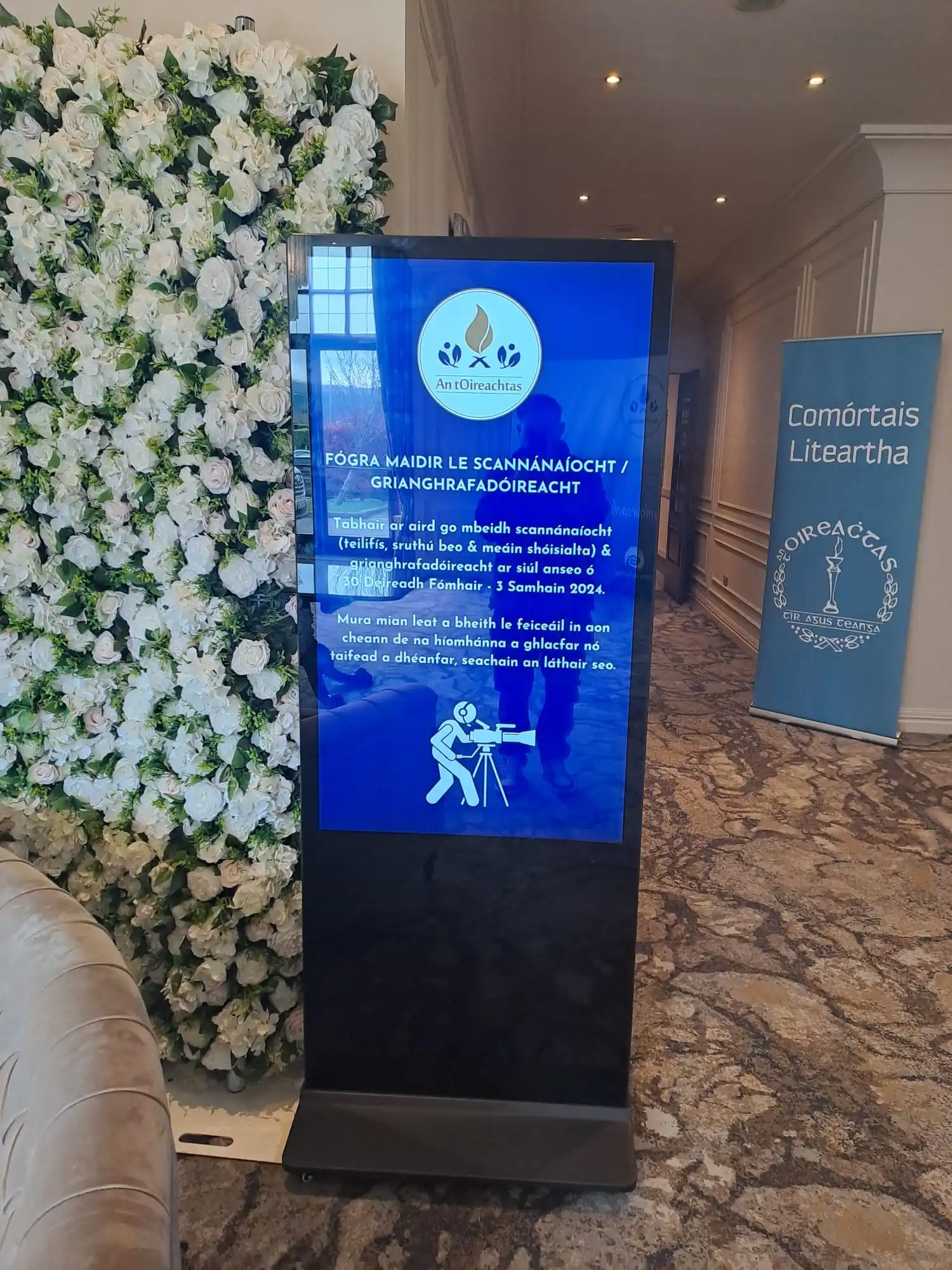 55 Inch Free Sample Available Ultra Thin Totem Display Touch Screen Kiosk Advertising Player LCD Floor Standing Digital Signage manufacture