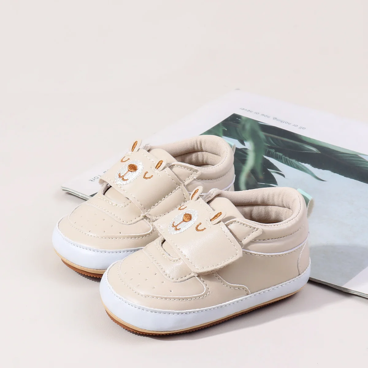 New Arrival High Quality Embroidered Bear Design Hook&loop Prewalker Baby Boys Shoes factory