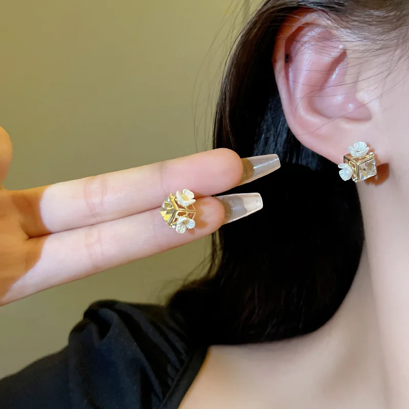 Korean new design simple personalized niche temperament rhinestone flower geometry earings women