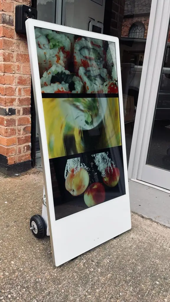 Android 32 43 55 Inch Portable Outdoor Waterproof Advertising Digital Signage LCD Poster With Battery Powered factory