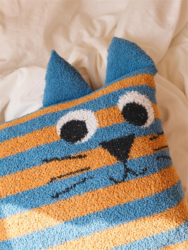 product new arrival super 100 polyester yarn funny cat toy pattern knitted pillowcase for bedroom mj-65