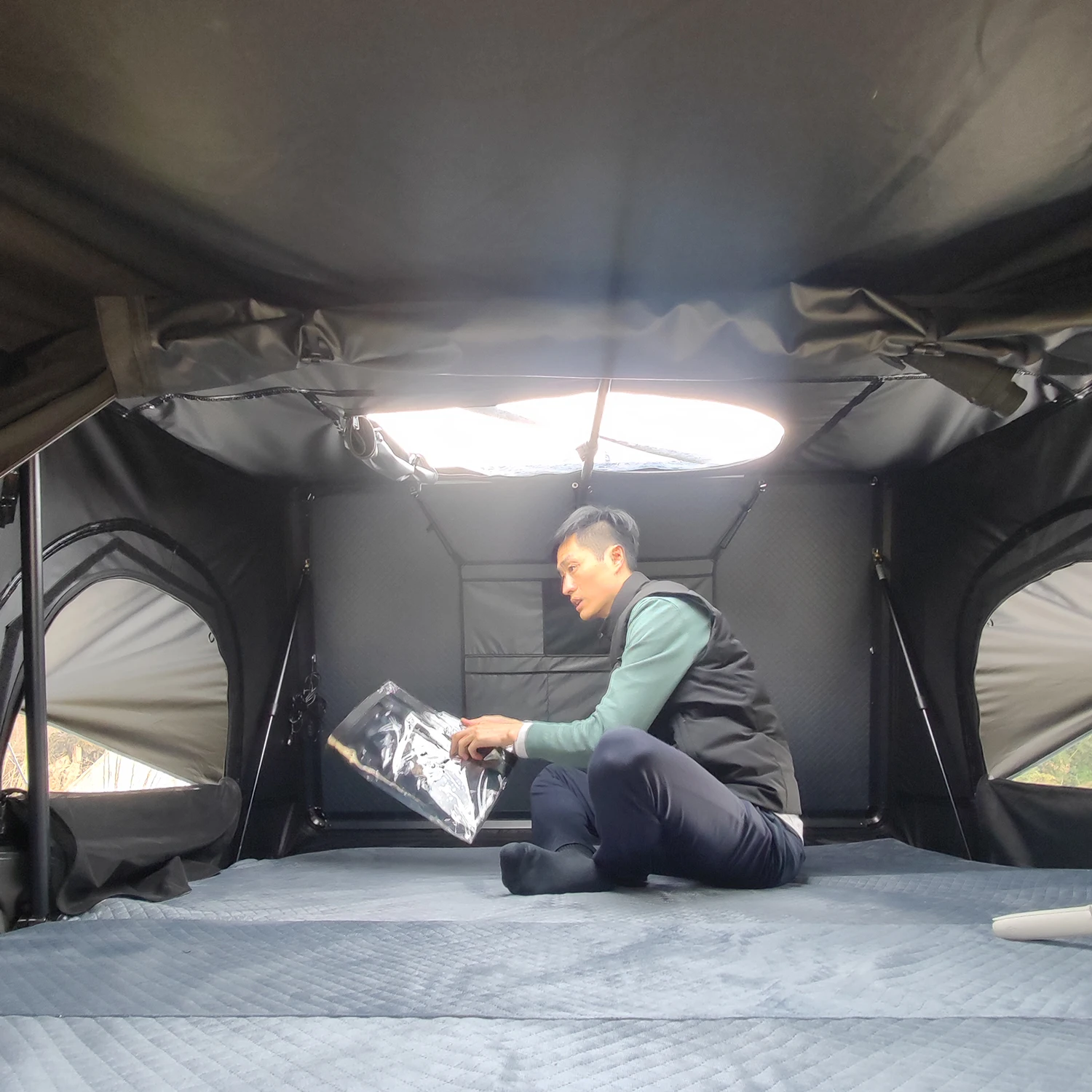 3-4 Person 1.9M Width Hard Shell Roof Top Tent with 320G Polyester for Outdoor Camping