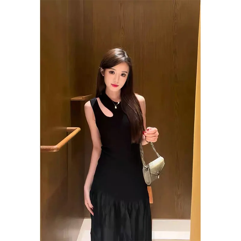 2024 spring and summer new French sleeveless hollow pendant black long dress black dress