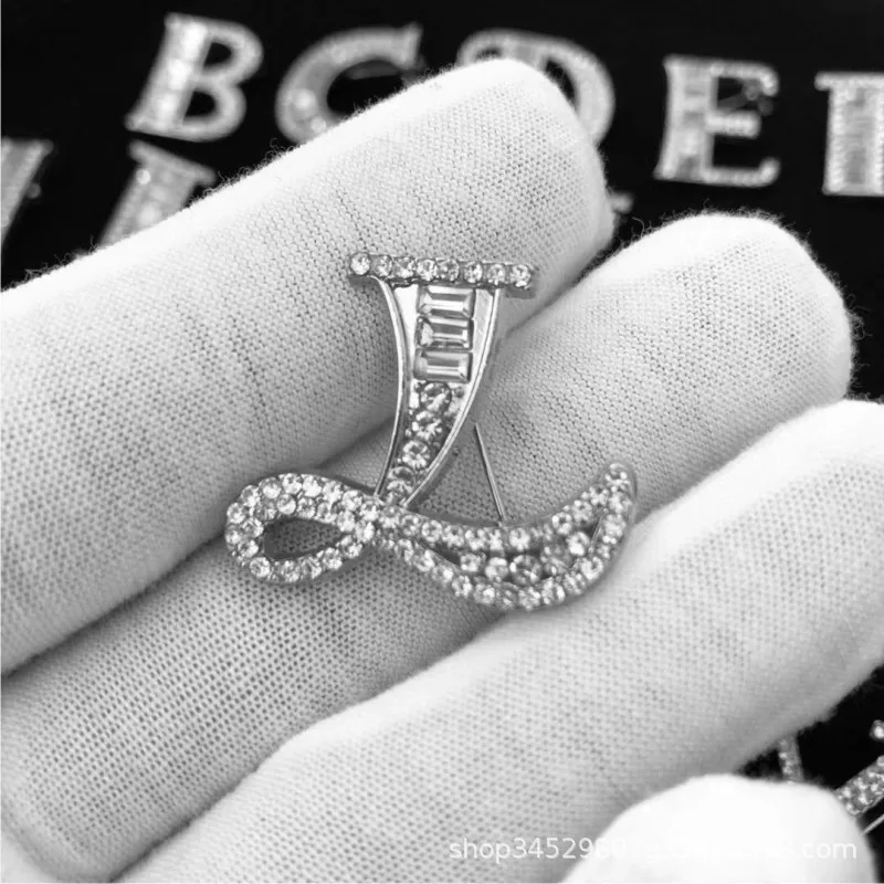 26 Initial Letters Rhinestones Brooch Pins Silver Color Lapel Pin and Brooches for Women Men Shirt Clothes Bijoux