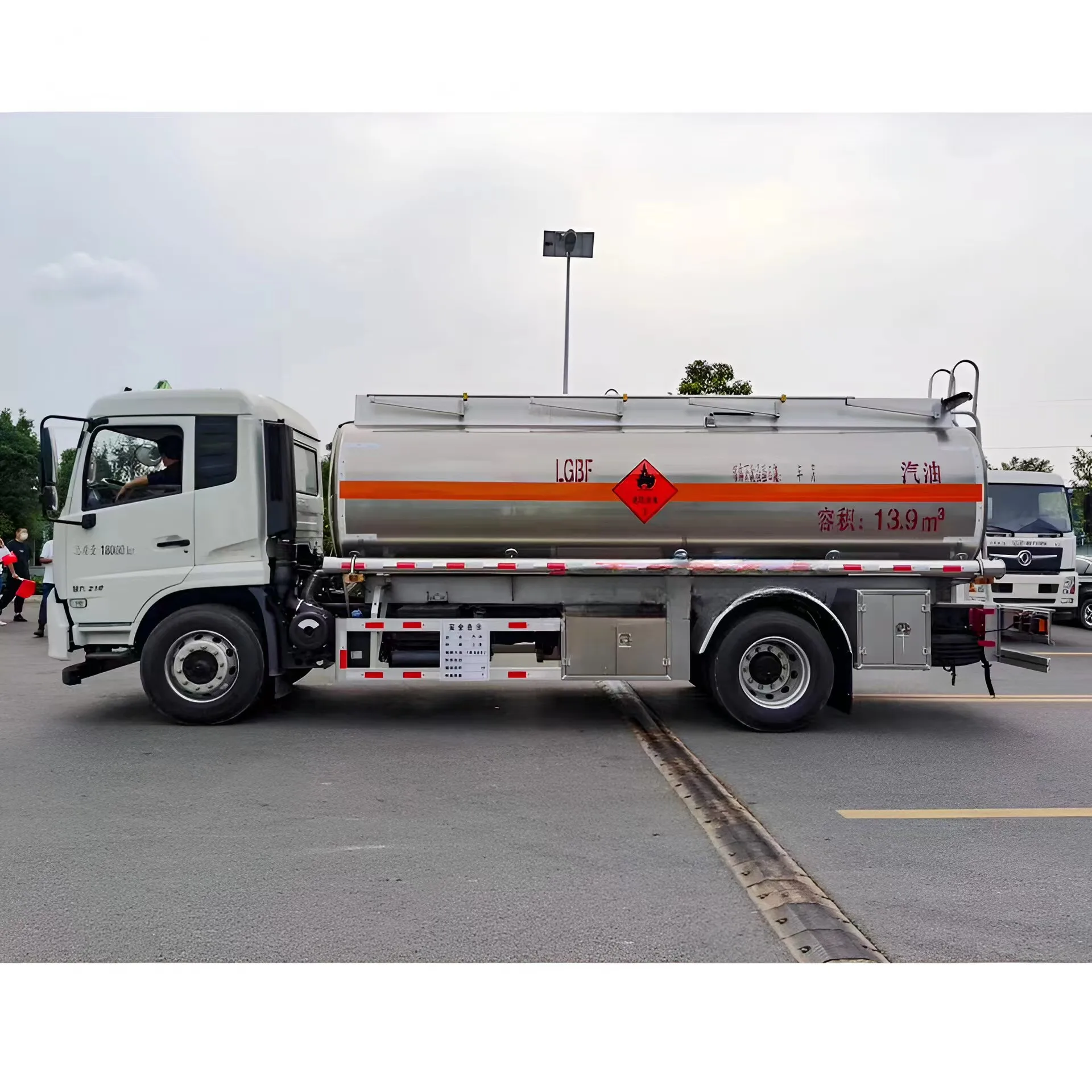 Dongfeng 4x2 Rhd Oil Dispenser Truck With 16000 Liter Capacity Aluminum