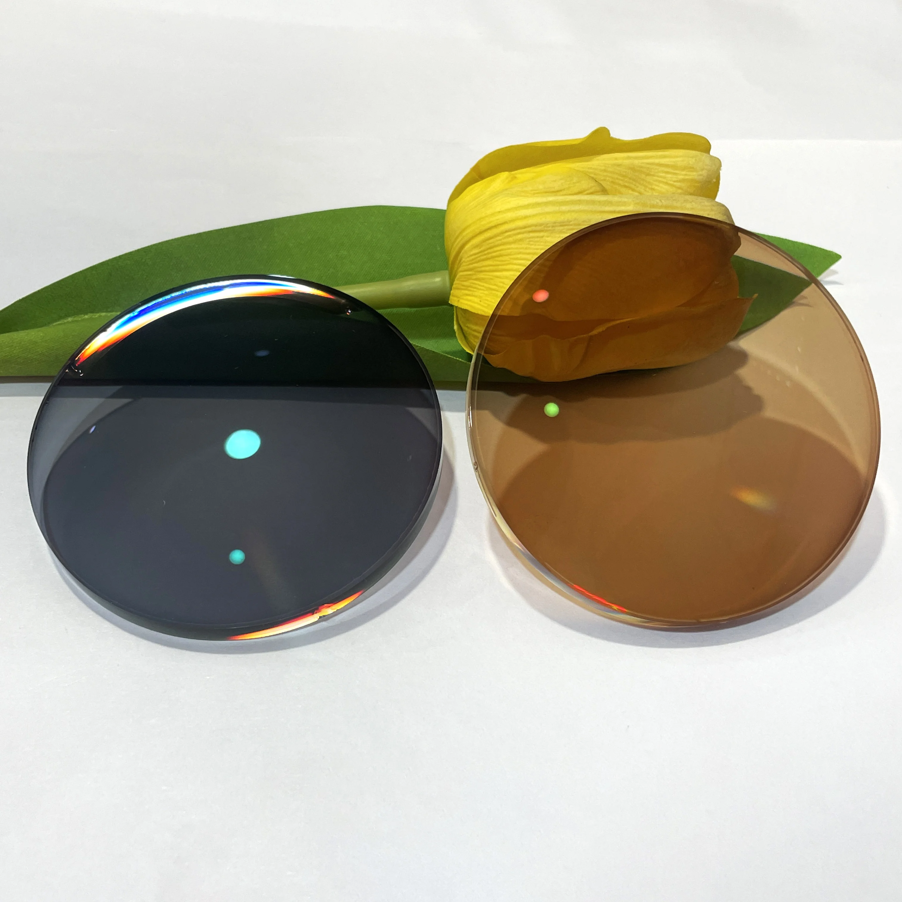 工厂廉价1.56 hmc树脂光学镜片光致变色灰色棕色单视眼镜镜片