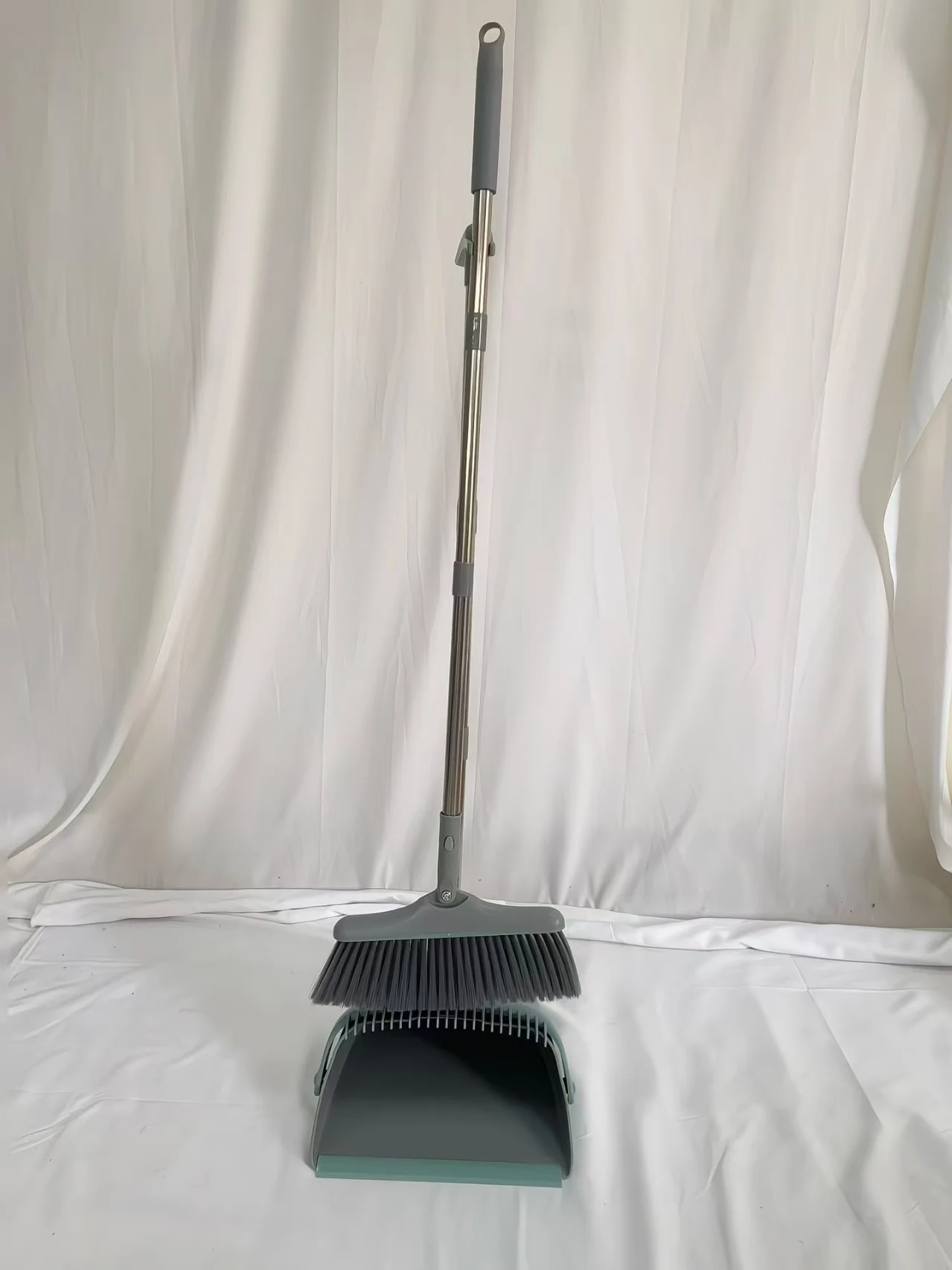 Factory Price 2025 Hot Sale Folding Broom and Dustpan Set Three-section Pole Broom Dustpan with PET Bristle, Household Items