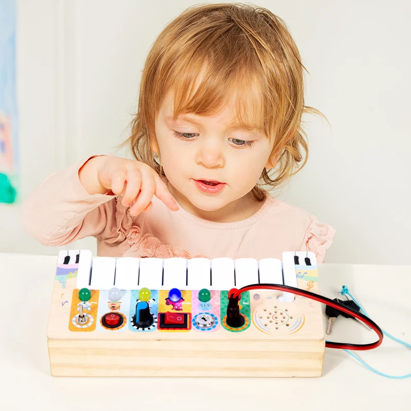 Neuestes sensorisches Holzspielzeug für Kinder, Zappel-Musikspielzeug, Montessori-Kleinkinder, elektronisches Beschäftigungsbrettspielzeug mit 6 LED-Lichtschaltern, Herstellung