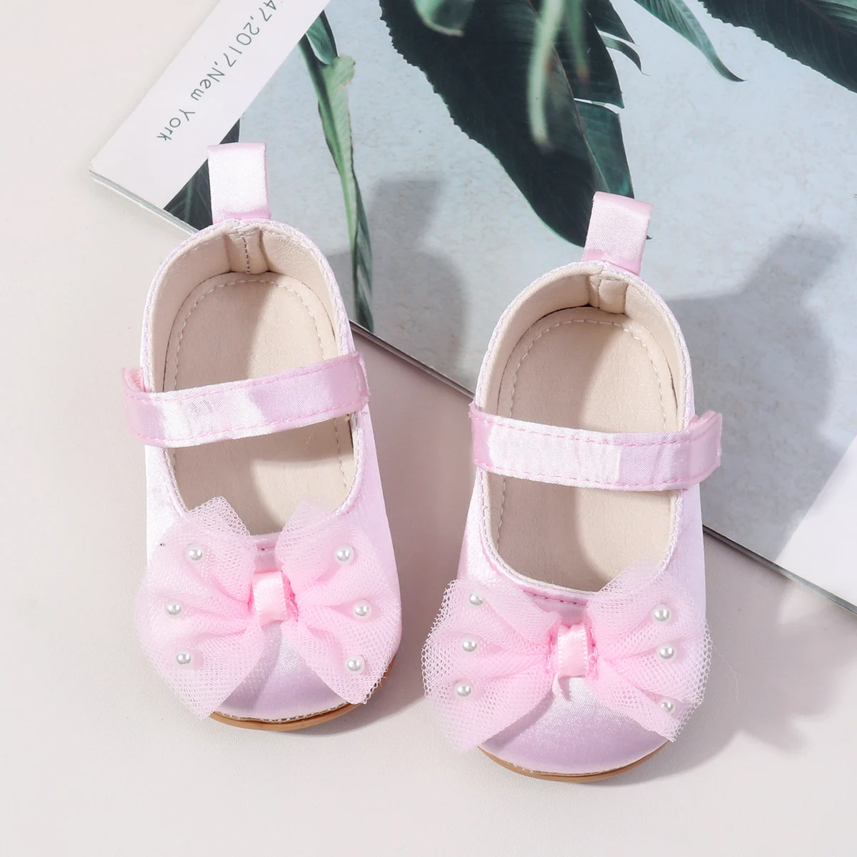 Wholesale Beautiful Flower Design Soft Stain Material Anti-slip Newborn Infant Baby Girls Shoes 2025 factory