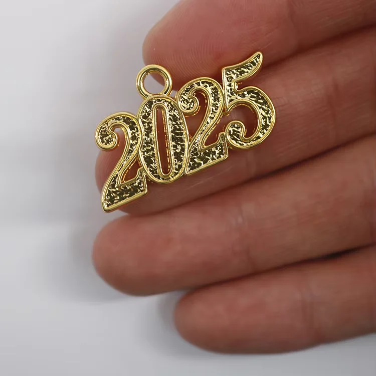 Custom Zinc Alloy 2023 2024 2025 Year Pendant Gold Graduation Tassel Year Charms for Tassel Decoration factory