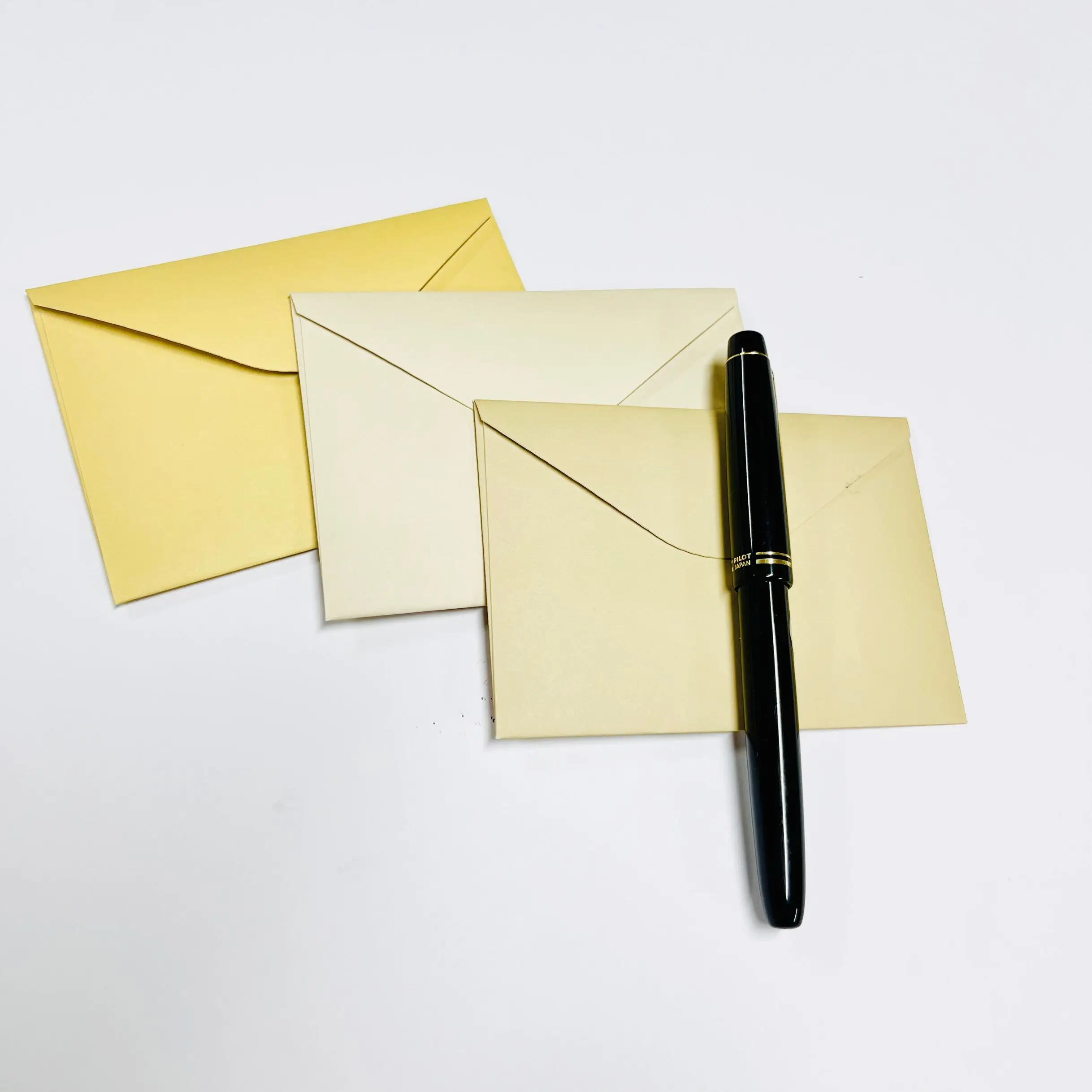 Wholesale Business Envelope Gold Foil Kraft with Pearl Paper Cardboard Paperboard Paper Coated Paper for Professional Use factory