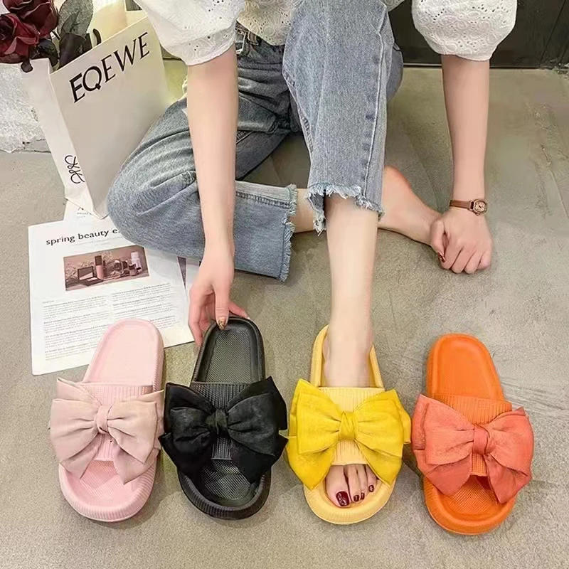 Sandalias strappy con medias: lo más elegante que vimos en Saint Laurent |  Vogue