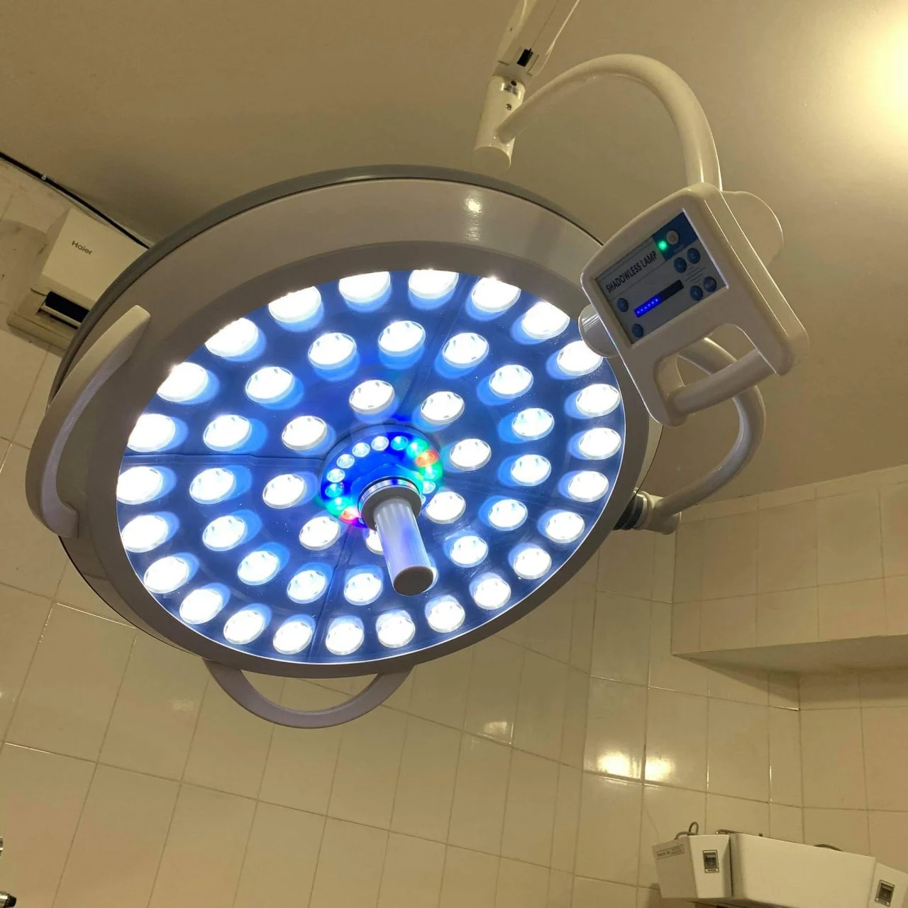 E700L mobile led operating room light Medical Surgical Lamp with good price manufacture